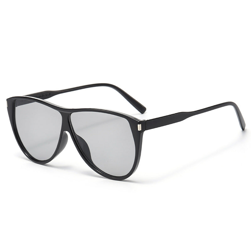 Ladies modern Cat-Eye sunglasses with protective UV filter and stylish frame Bowlift