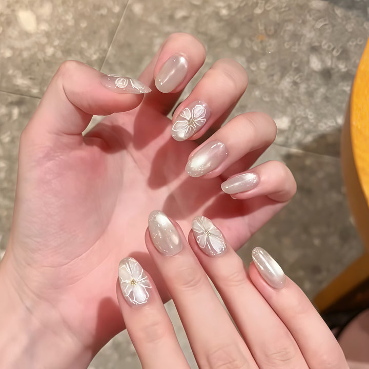 Artificial nails with delicate flower design Bowlift