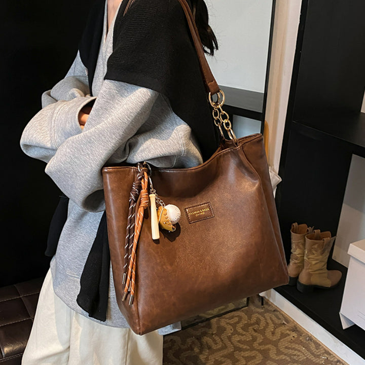 Luxurious Vintage-Inspired Handbag Bowlift