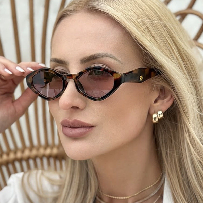 Women's fashionable sunglasses in striking butterfly design Bowlift