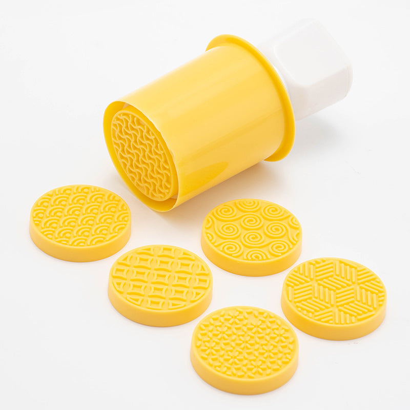 Interchangeable Round Cookie And Fondant Embossing Plunger With Multiple Patterned Silicone Discs