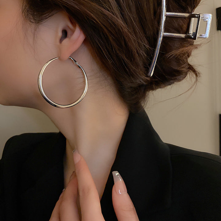 Elegant and Timeless Earrings Bowlift