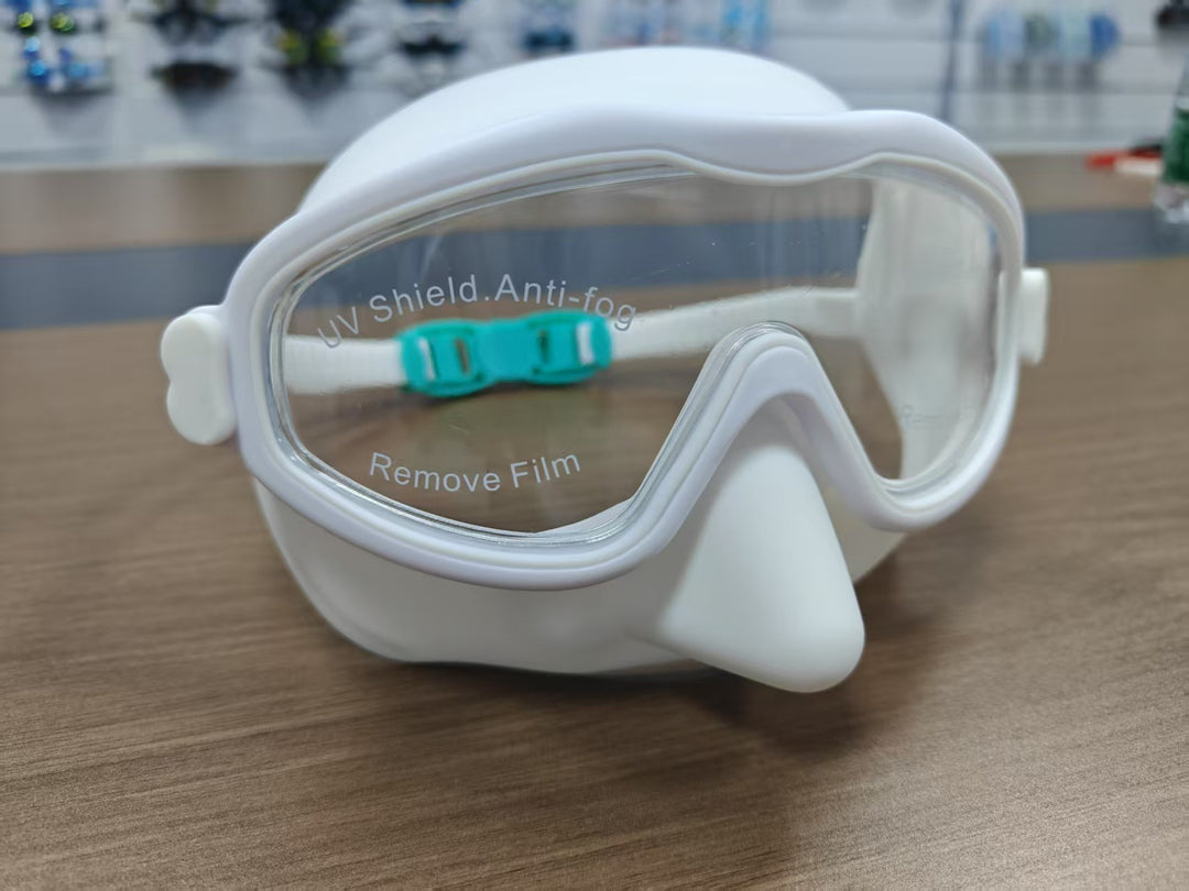 Swimming mask with adjustable comfort and clear field of vision Bowlift