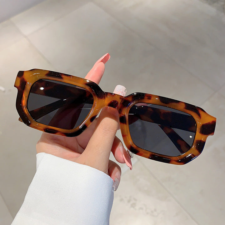 Women's modern sunglasses in innovative rectangular design Bowlift