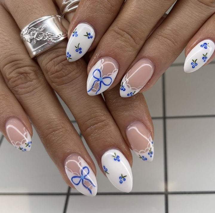 Festive Holiday-Themed Press-On Nails