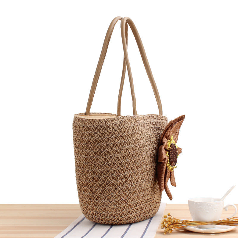 Handbag with floral appliqué Made of natural material Bowlift