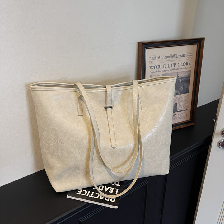Elegant and Spacious Tote Bag Bowlift