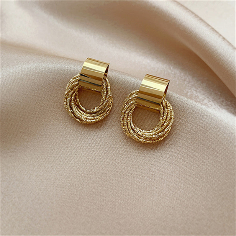 Glamorous hoop earrings Bowlift