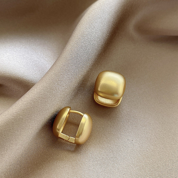 Stylish stud earrings with minimalist design Bowlift