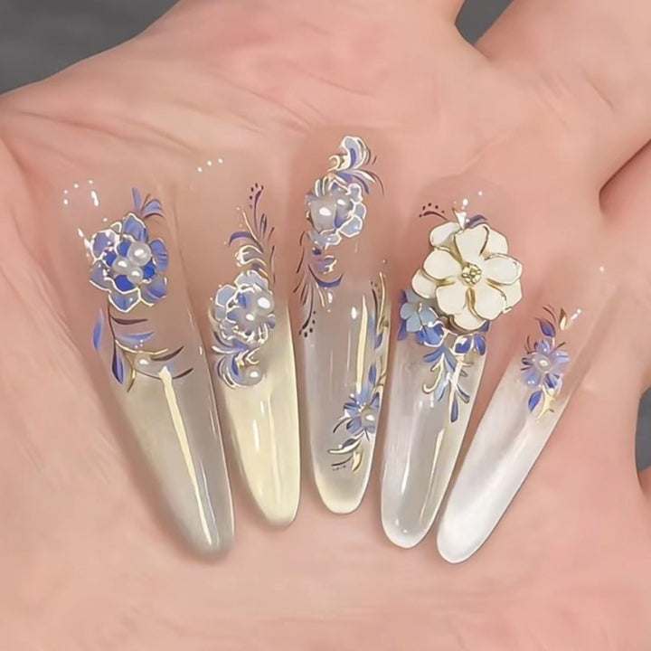 Nail art set with floral 3D applications and elegant shine Bowlift