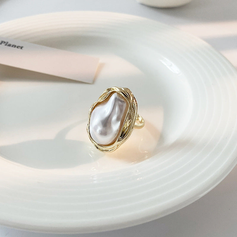 Elegant pearl ring with unique design by Bowlift