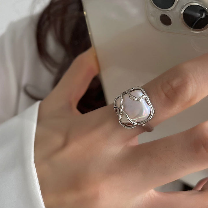 Stylish Ring with Organic Design Bowlift