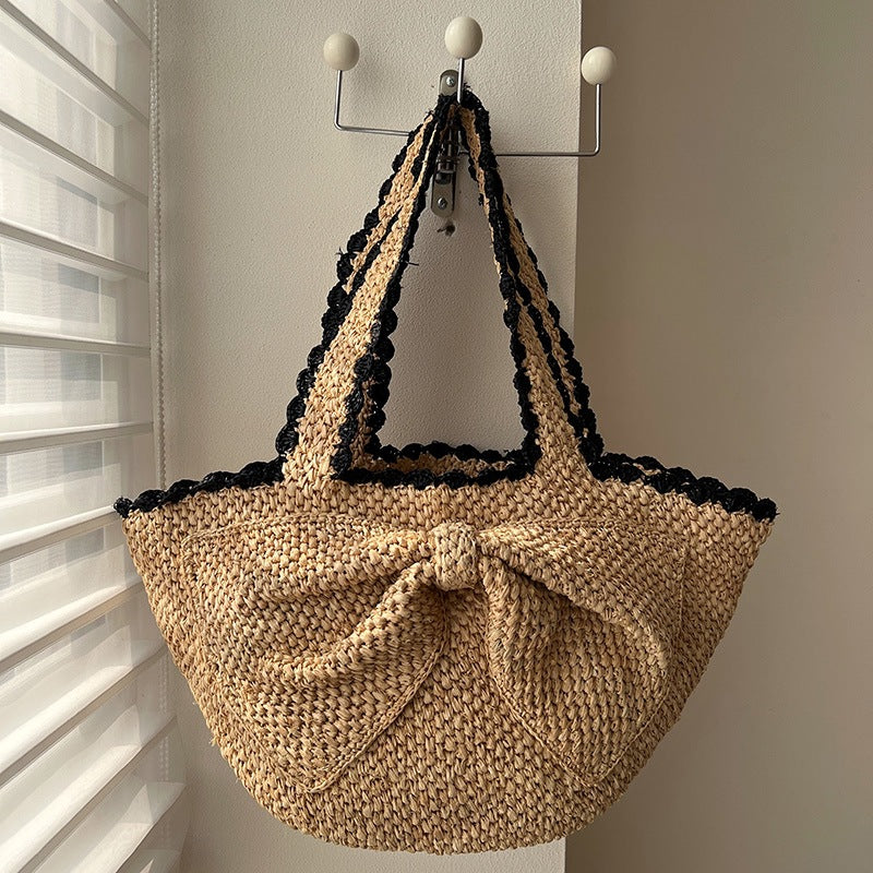 Handcrafted straw bag with geometric pattern Bowlift