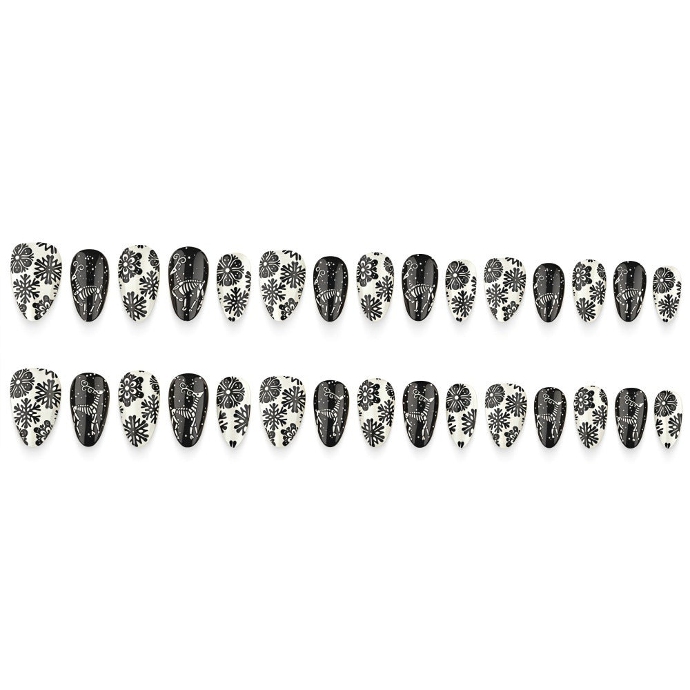 Artificial nails in a unique winter design with snow and reindeer motifs Bowlift