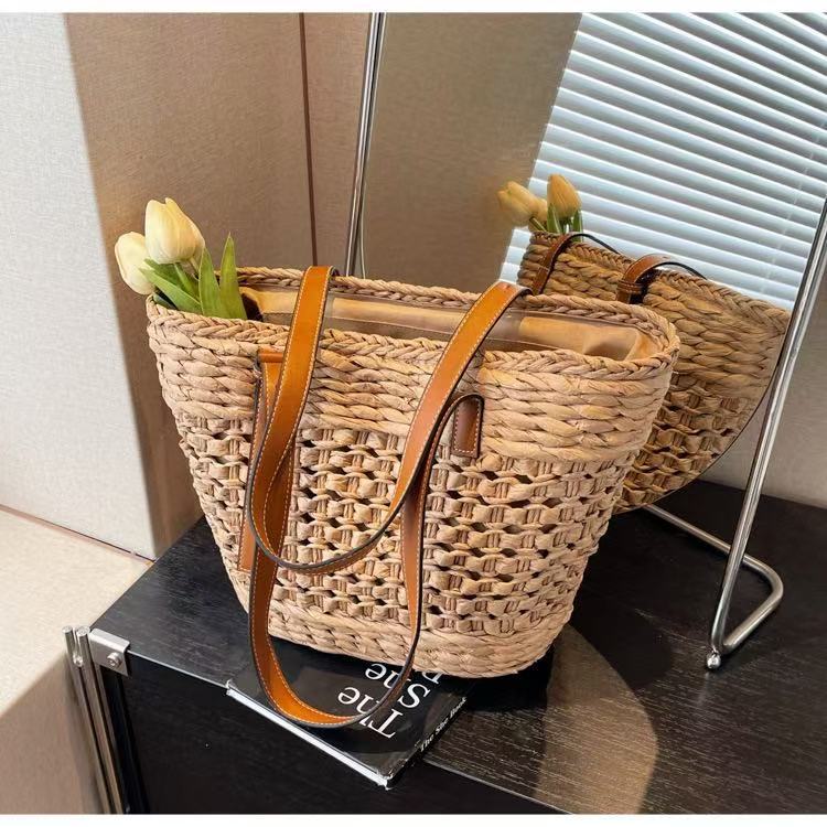 Handbag with Elegant Woven Design Bowlift