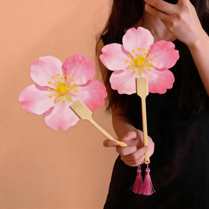 Hand fan with floral motifs Bowlift