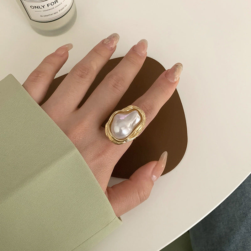 Elegant pearl ring with unique design by Bowlift