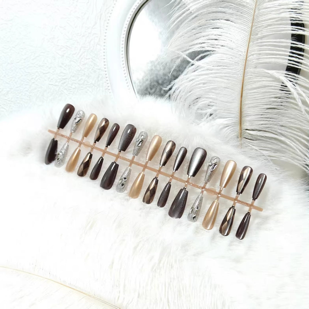 Artifical nails in elegant metallic look Bowlift