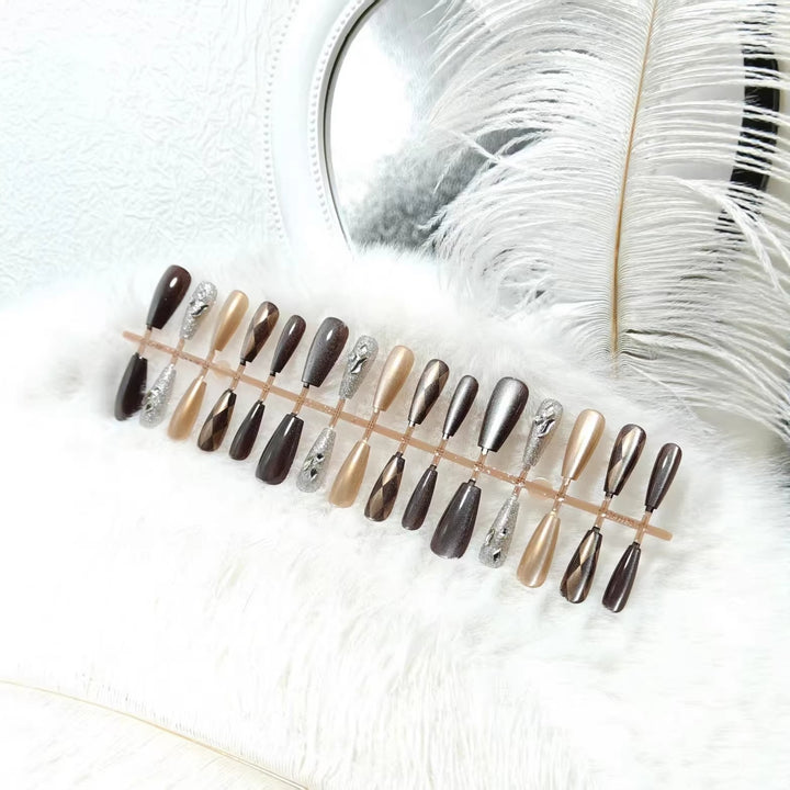 Artifical nails in elegant metallic look Bowlift
