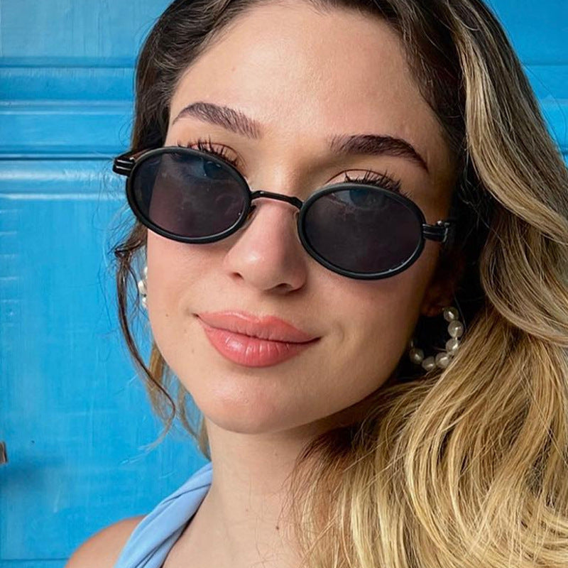 Women's round sunglasses with lightweight lenses and gold accents Bowlift