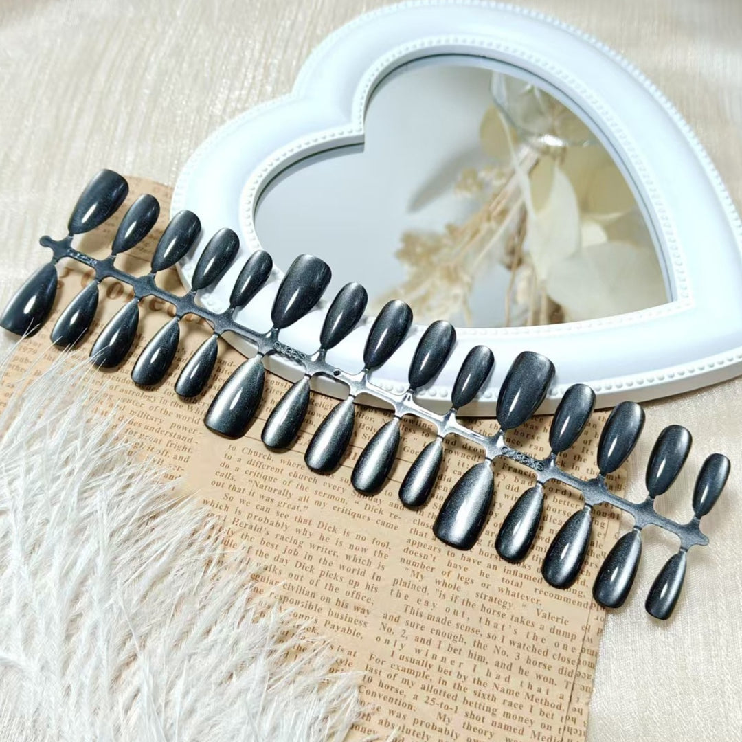 Artificial nails in elegant Cat-Eye design Bowlift