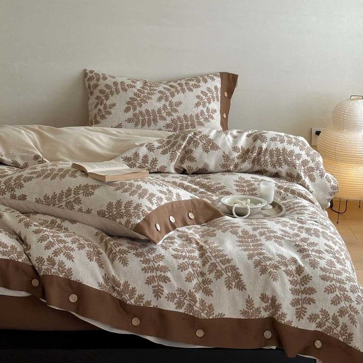 Bedding set made of cotton percale with leaf pattern and button placket