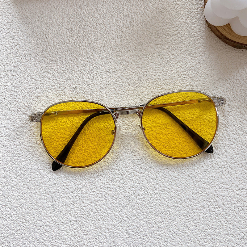 Fashionable sunglasses with round frame and intricate design Bowlift
