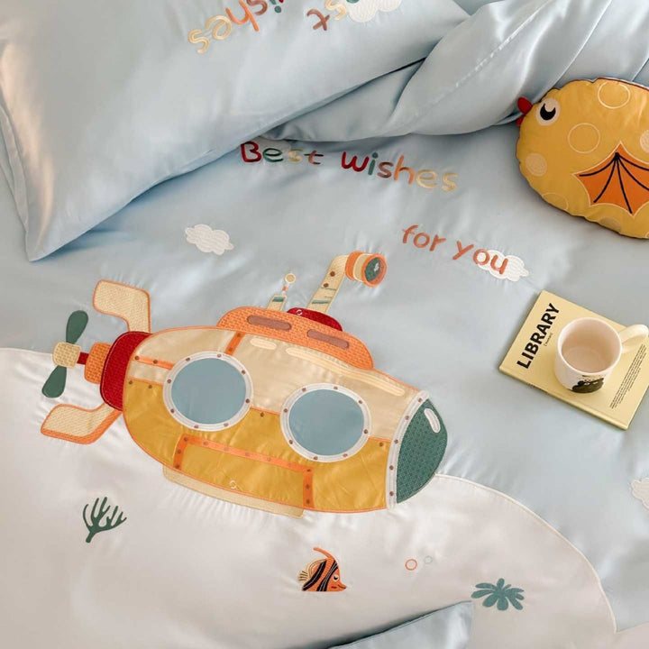 Children's bedding set with illustrative submarine and ocean motif