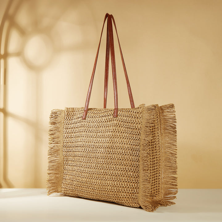 Beach bag made of raffia with fringed details Bowlift