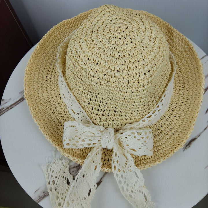 More elegant and stylish straw hat with lace band Bowlift