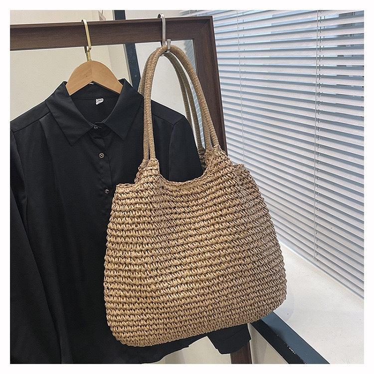 Bag Made of Natural Weave Bowlift