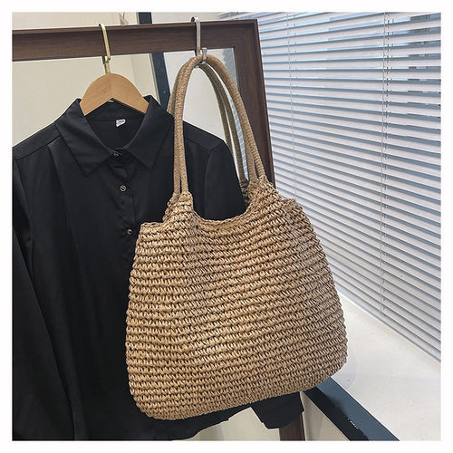 Bag Made of Natural Weave Bowlift