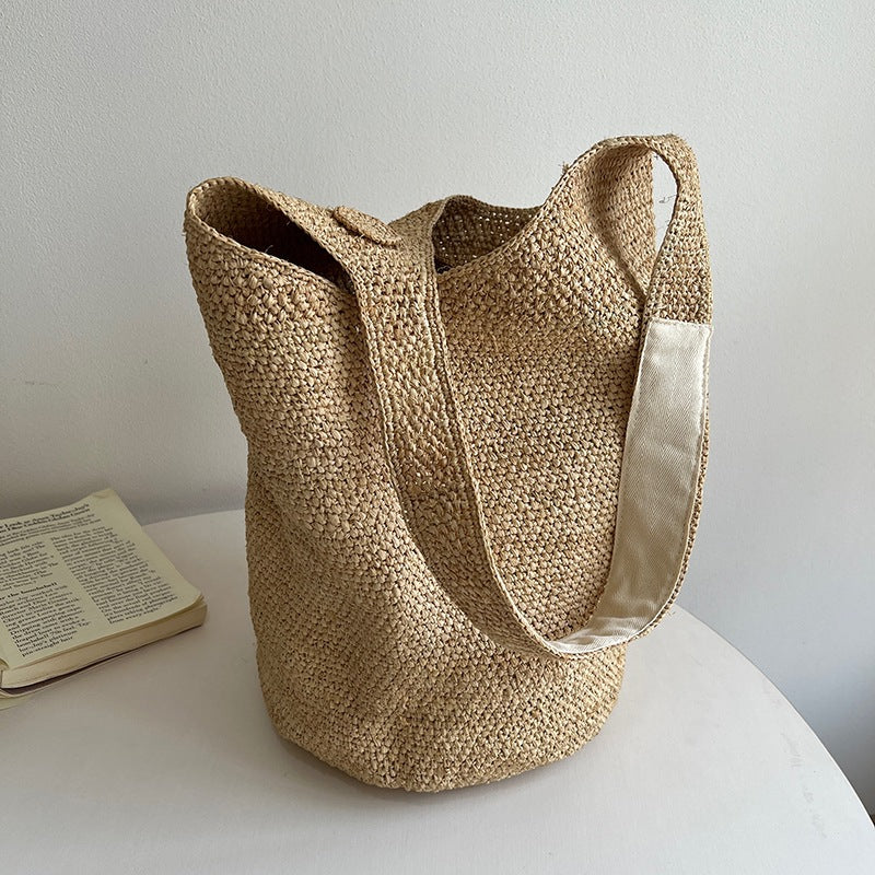 Handcrafted straw bag with geometric pattern Bowlift