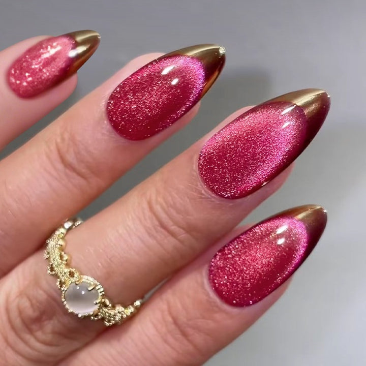 Glamorous artificial nails with shimmering finishing Bowlift