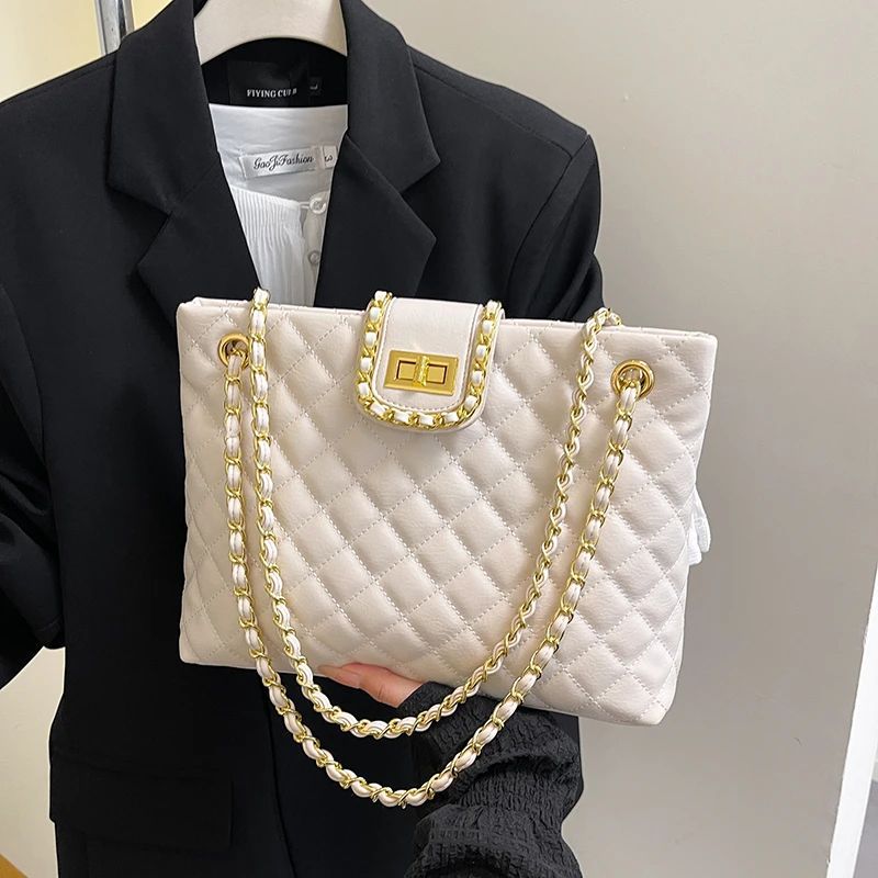 Quilted Elegance Handbag Bowlift