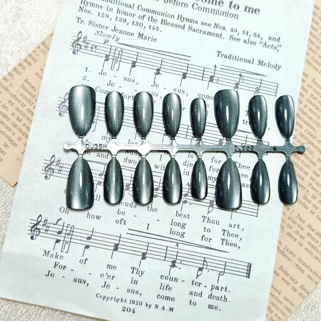 Artificial nails in elegant Cat-Eye design Bowlift