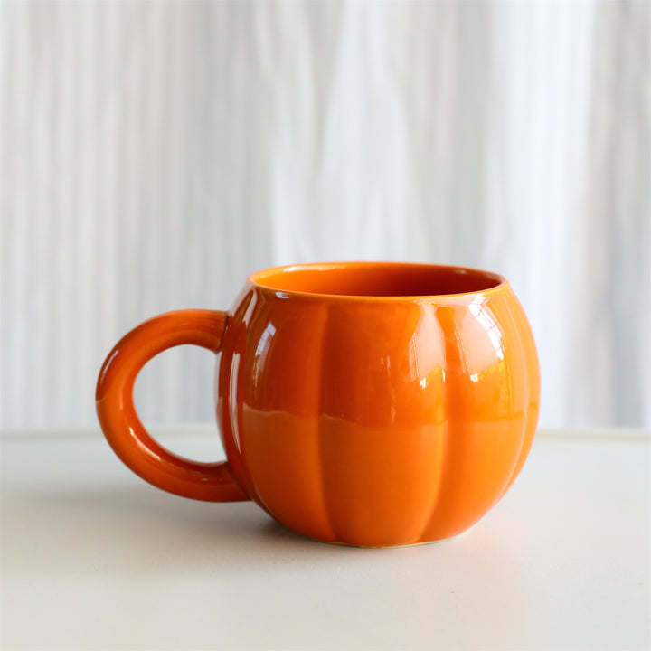 Ceramic mug with ergonomic handle and ribbed balloon shape