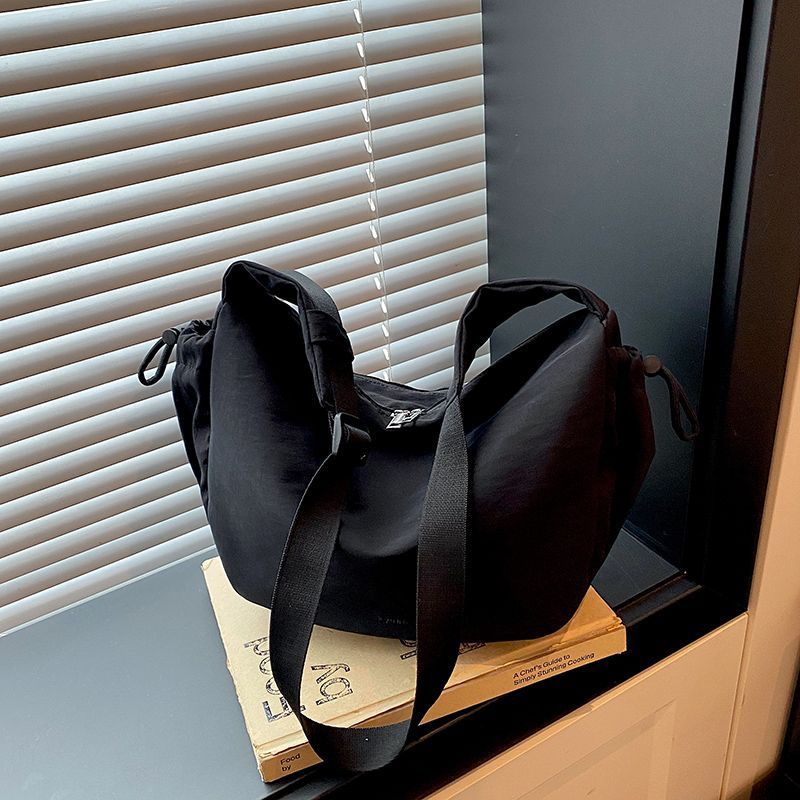 Relaxed Sling Bag Bowlift