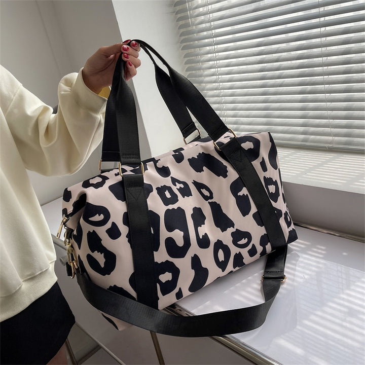 Sporty travel bag with modern leopard pattern Bowlift