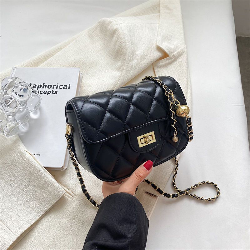 Quilted Elegance Shoulder Bag Bowlift