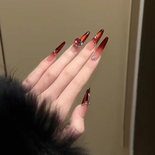 Artificial nails with glamorous accents Bowlift