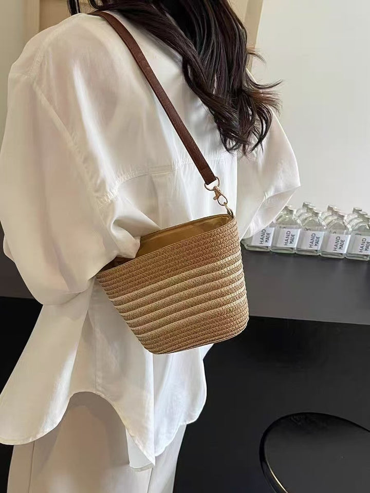 Elegant and Versatile Shoulder Bag Bowlift