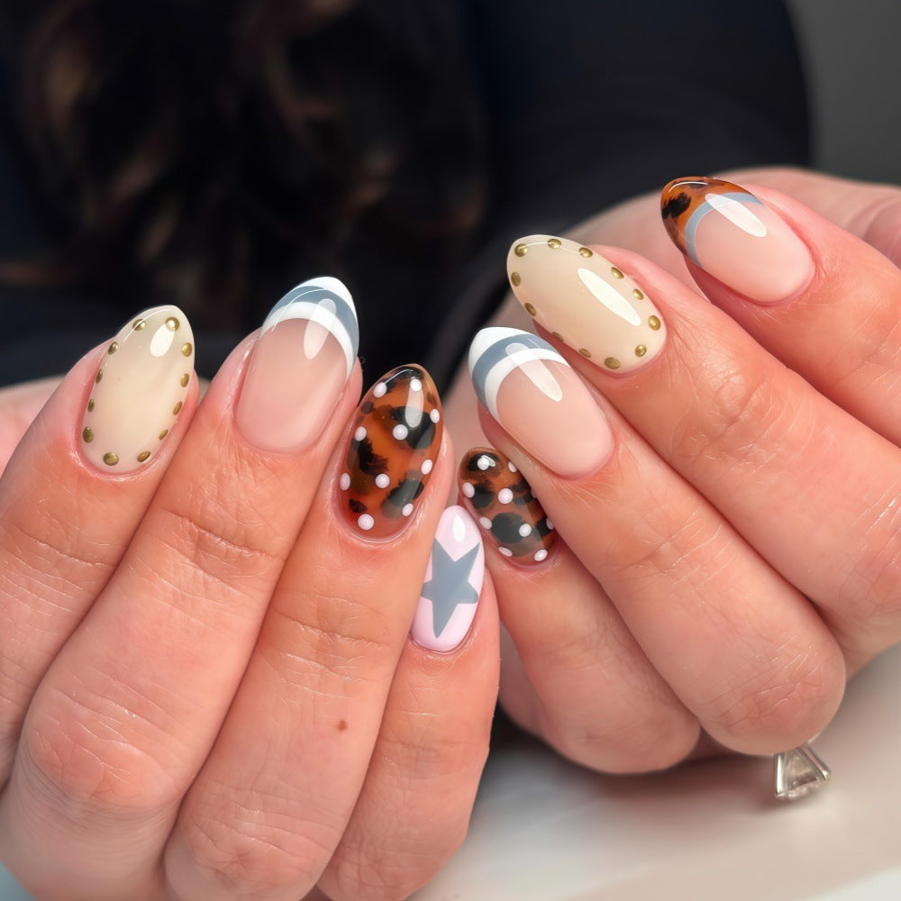 Artificial nails with trendy graphic designs Bowlift