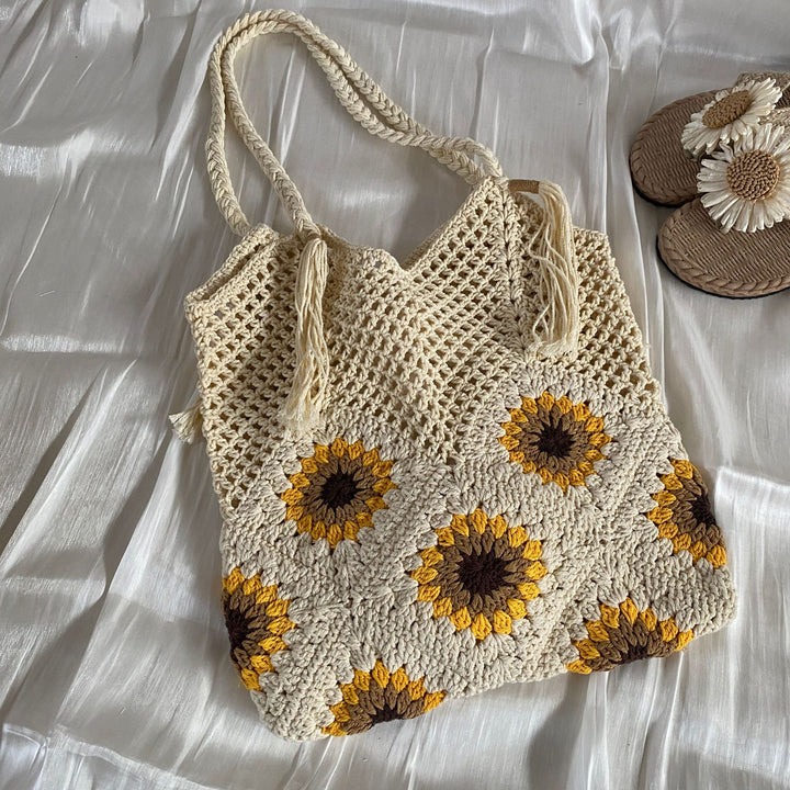 Hand-knotted leisure bag with floral pattern Bowlift