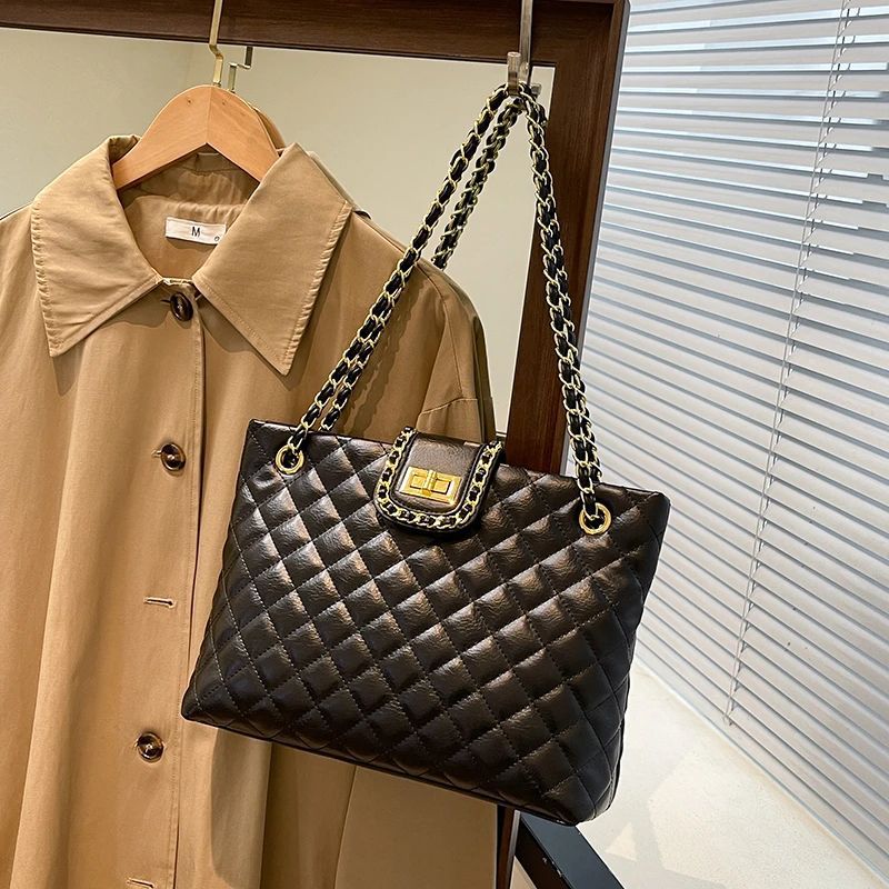 Quilted Elegance Handbag Bowlift