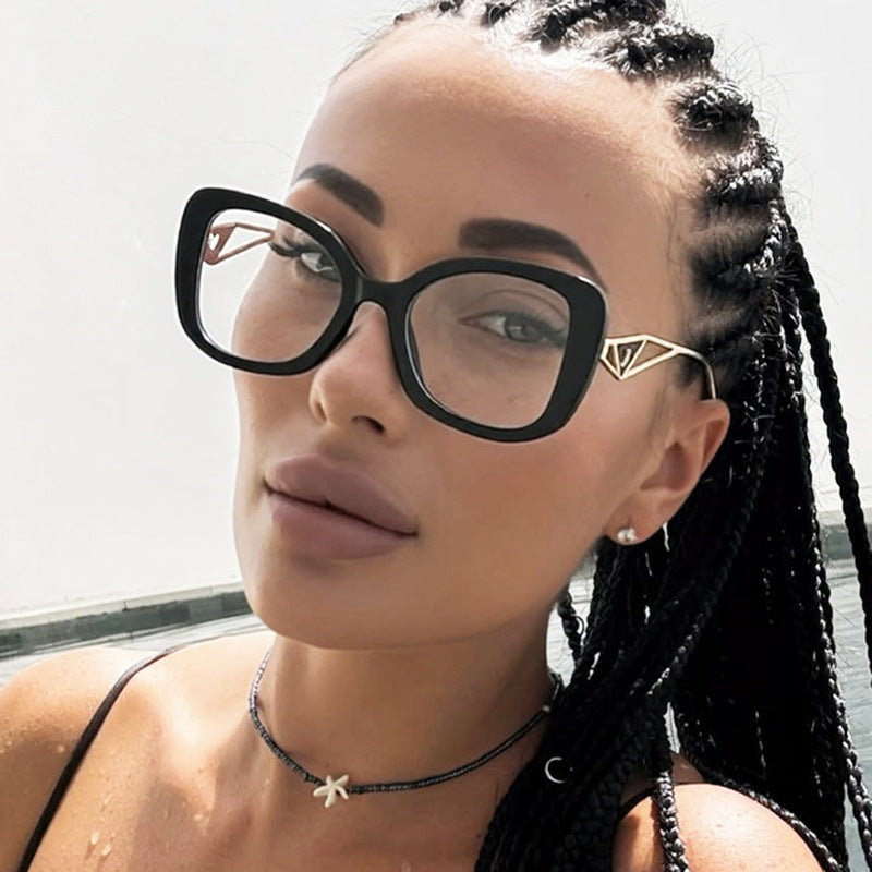 Ladies fashionable oversized sunglasses with luxurious heart detail Bowlift