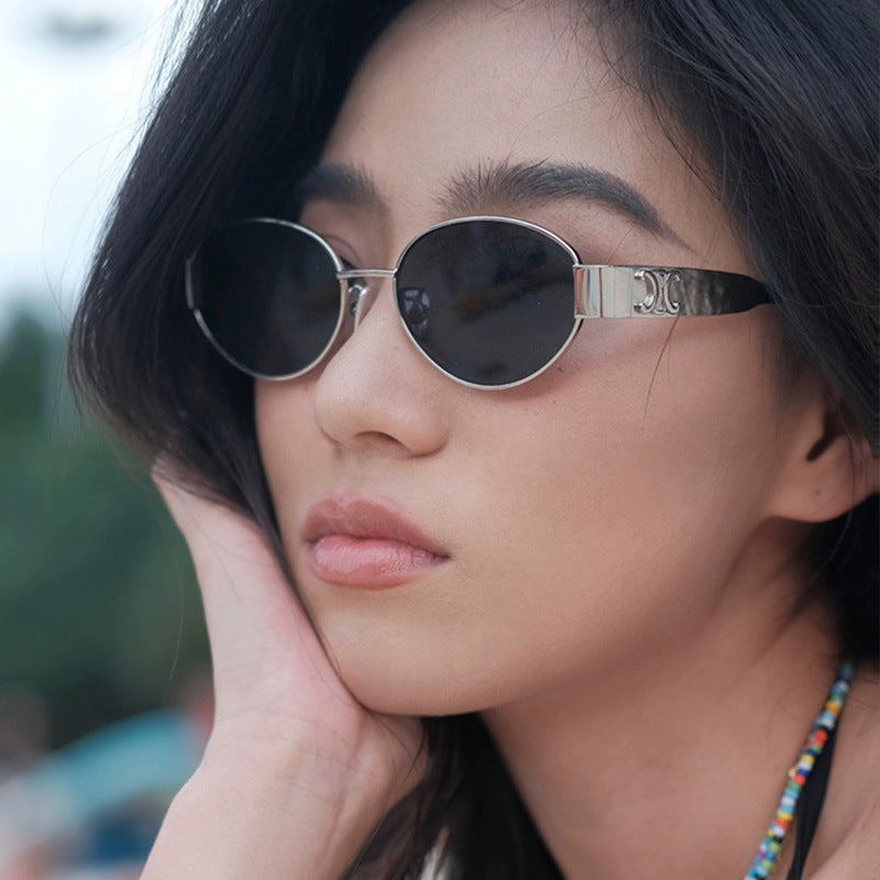 Ladies fashionable sunglasses in an elegant oval design with a sturdy metal frame Bowlift