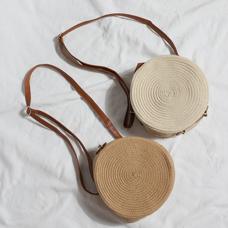 Round shoulder bag made of natural material with stylish accents Bowlift