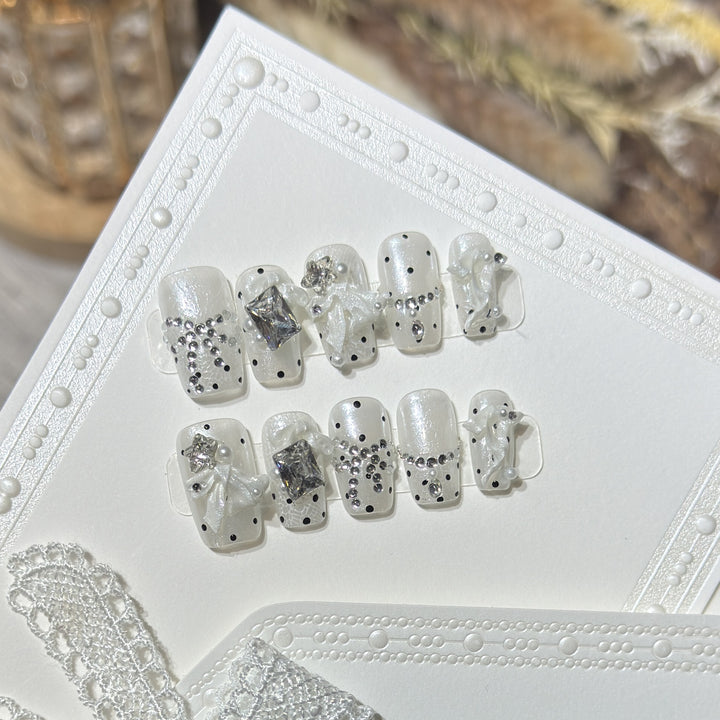 Elegant Rhinestone-Adorned Press-On Nail Set Bowlift