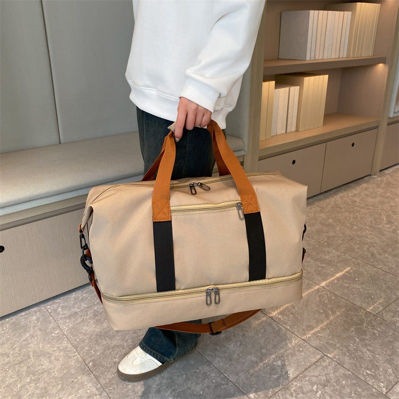 Sporty travel bag with adjustable shoulder strap and organizer compartments Bowlift